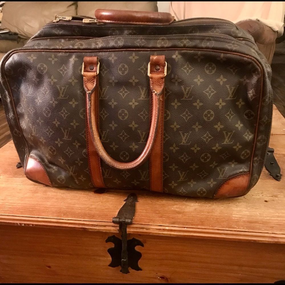 🧳 Louis Vuitton Travel - vintage - great soft suitcase perfect for any season.